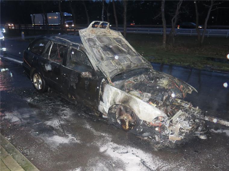 Das Auto eines 48-Jährigen brannte auf einem Rastplatz der A1 völlig aus.