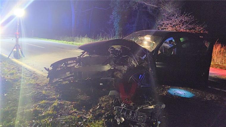 Schwerer Unfall zwischen Beverstedt und Stubben: Fahrer hat großes Glück Der Unfallwagen