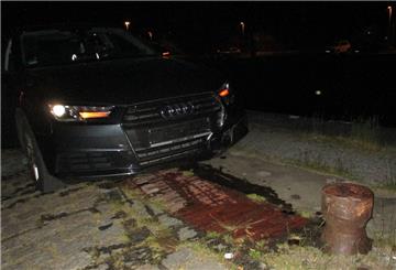 Das Auto hat das Duell gegen den kleinen Poller verloren.