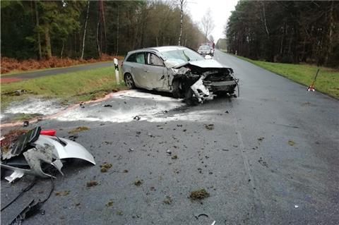 Das Auto hat nach dem Unfall nur noch Schrottwert. 