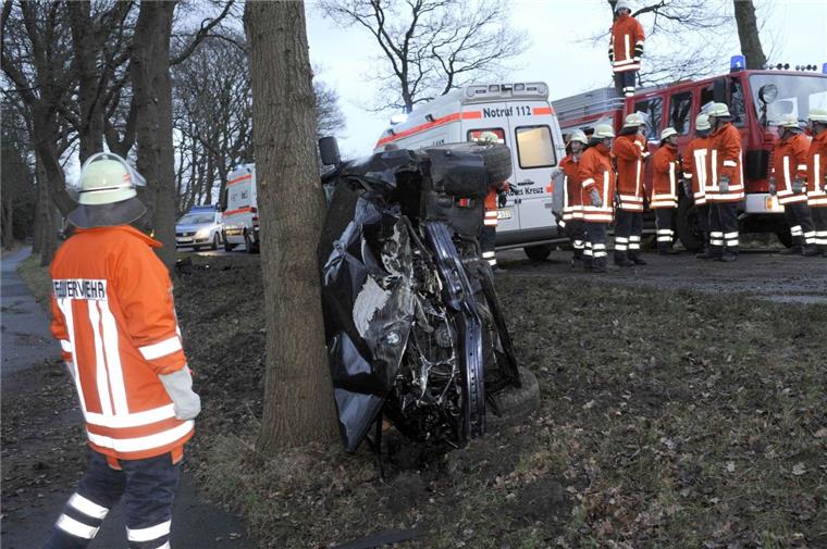 Weihnachtswunder im Cuxland: Mutter und Tochter überleben Unfall leicht verletzt Das Auto ist ein Wrack, aber wie durch ein Wunder wurden Mutter und Tochter bei dem Unfall an Heiligabend 2008 zwischen Schiffdorf und Sellstedt nur leicht verletzt.