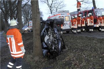 Das Auto ist ein Wrack, aber wie durch ein Wunder wurden Mutter und Tochter bei dem Unfall an Heiligabend 2008 zwischen Schiffdorf und Sellstedt nur leicht verletzt.