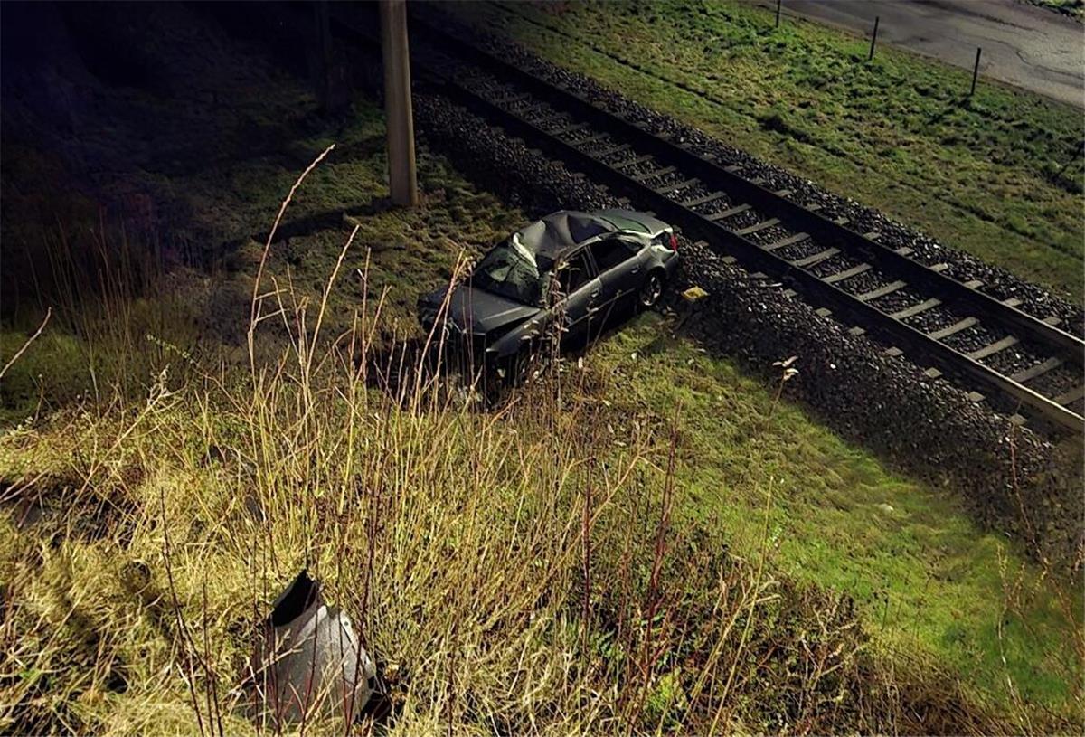Schwerer Unfall: Audi kracht durch Brückengeländer – Bahnstrecke gesperrt Das Auto ist kurz vor den Bahngleisen zum Stehen gekommen.