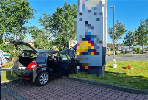 Das Auto krachte gegen eine Werbesäule.