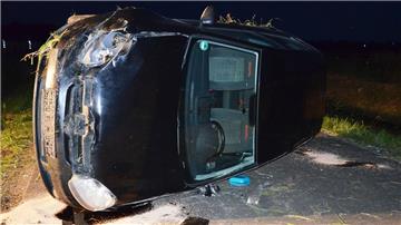 Das Auto landete bei dem Unfall im Land Hadeln auf der Seite.