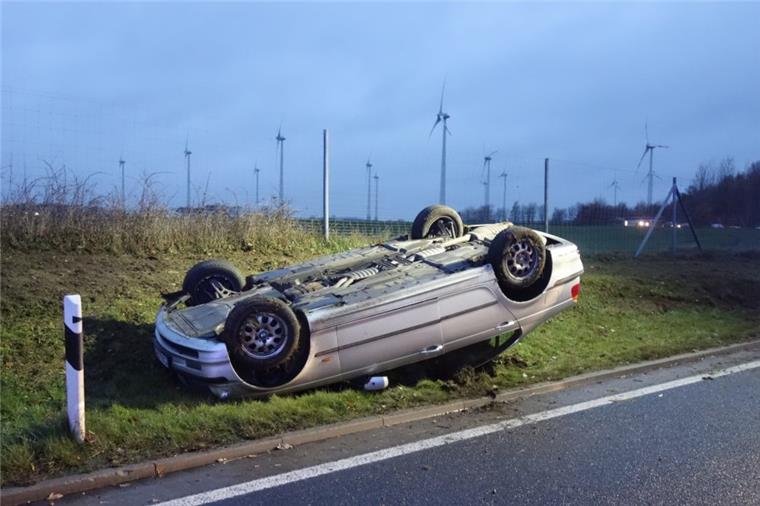 Das Auto landete nach dem Überschlag auf dem Dach.