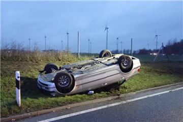 Das Auto landete nach dem Überschlag auf dem Dach.
