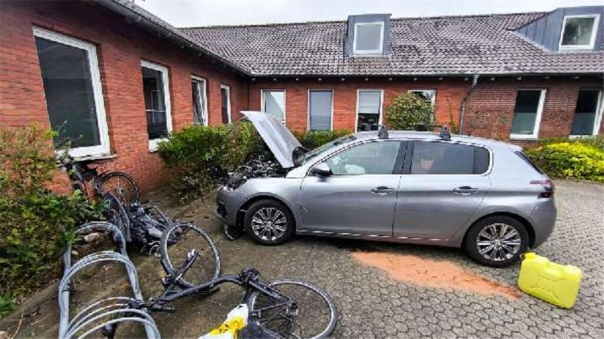 Seniorin rast ins Krankenhaus – buchstäblich! Der Unfallwagen und die beschädigten Fahrräder.