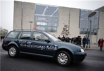 Das Auto war bis zum Tor des Bundeskanzleramtes in Berlin vorgedrungen.