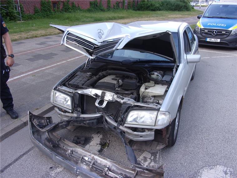 Unfall in Lehe: Autofahrer (20) rast gegen Verkehrszeichen Das Auto wurde bei dem Unfall in Lehe schwer beschädigt.