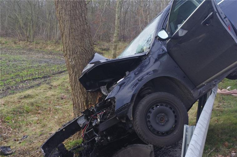 Schwerer Unfall in Lintig: Verletzter mit Hubschrauber in Klinik gebracht Das Auto wurde gegen den Baum katapultiert.