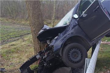 Das Auto wurde gegen den Baum katapultiert.