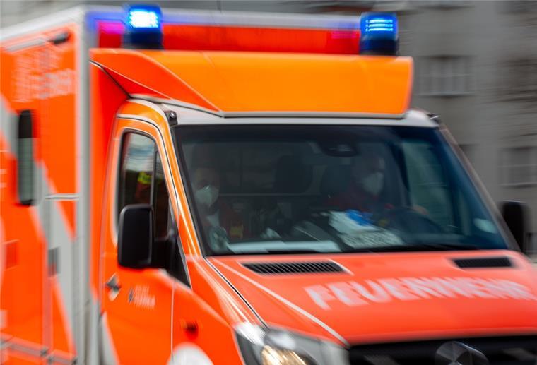 Ein Rettungswagen der Feuerwehr fährt auf einer Straße. 