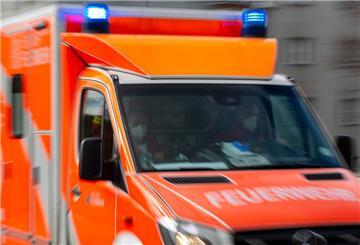 Ein Rettungswagen der Feuerwehr fährt auf einer Straße. 