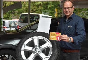 Das Autohaus Küver in Hagen ist einer von zwölf Betrieben in der Gemeinde, die sich an der Aktion Ehrenamtskarte beteiligen. Serviceleiter Carsten Stock bietet allen Kunden mit der Karte das kostenlose Einlagern der Räder nach einem Radwechsel an.