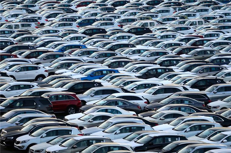 Streit um Teilzeitjobs am Autoterminal Bremerhaven geht weiter Container und Autos sorgen für Gewinn: Das Automobilgeschäft lief für die BLG im vergangenen Jahr sehr gut. 2,3 Millionen Autos wurden in Bremerhaven umgeschlagen, 7,3 Millionen Fahrzeuge weltweit bewegt.
