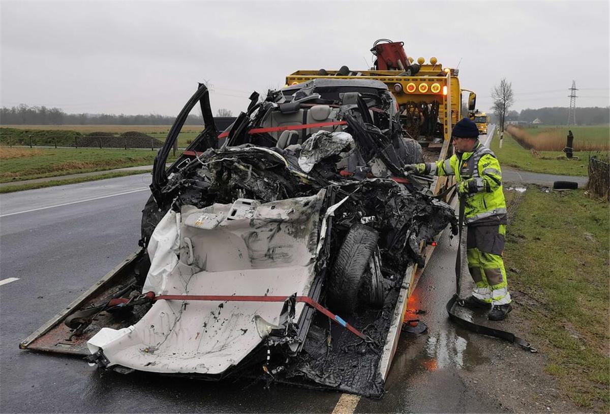 Schwerer Unfall in Nordenham: Autofahrer stirbt auf der B212 Das Autowrack kommt auf einen Abschlepper.