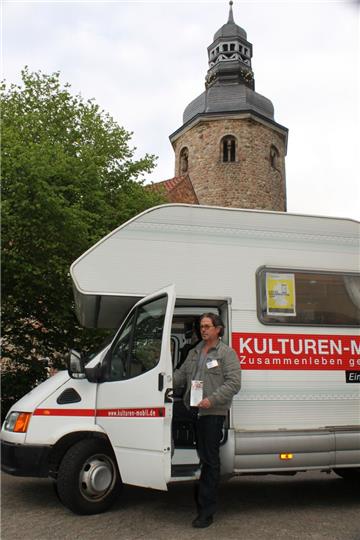 Das AWO-Kulturenmobil steht zweimal die Woche am Zevener Stadtpark. Ziel ist es, mit Zuwanderern ins Gespräch zu kommen.
