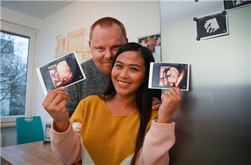Das Baby entwickelt sich gut: Björn Weiß und seine Frau Sarah haben den Kühlschrank mit den immer neuesten Ultraschallbildern beklebt.