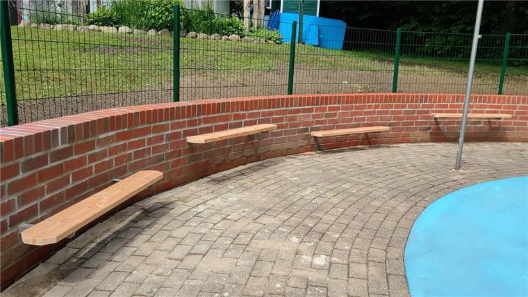 Das Babybecken im Timkebad wurde mit einem neuen Backstein-Rondell umfasst, in das die Mitglieder des Fördervereins Sitzbänke einließen.