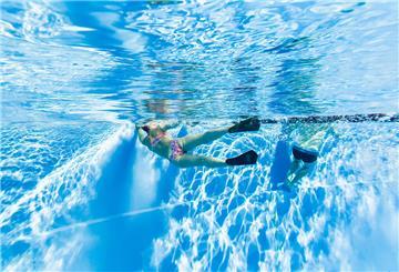 Eine Frühschwimmerin schwimmt am frühen Morgen im Freibad Annabad. +++ dpa-Bildfunk +++