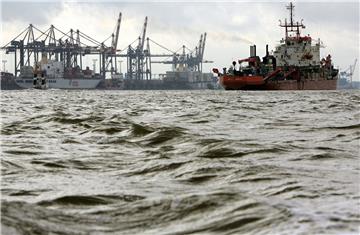 Das Baggerschiff "Alpha B" ist auf diesem Archivbild  vor dem Containerterminal Bremerhaven im Rahmen einer Vertiefung der Außenweser unterwegs.