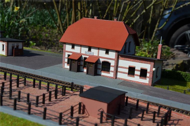 Das Bahnhofsgebäude mit den beiden Warteräumen und den Windhäuschen vor den Eingangstüren. So sah das Haus noch bis vor gut 50 Jahren aus.