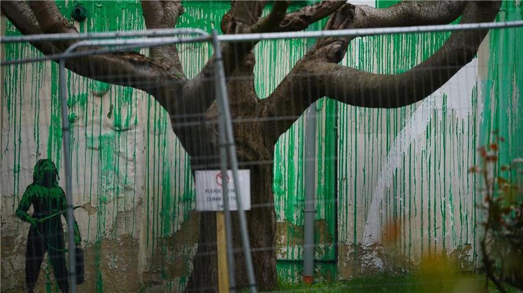Neues Banksy-Motiv in London mit weißer Farbe beschmiert Das Banksy-Kunstwerk wurde mit weißer Farbe verunstaltet, nachdem es am Wochenende in Finsbury Park (London) auftauchte.