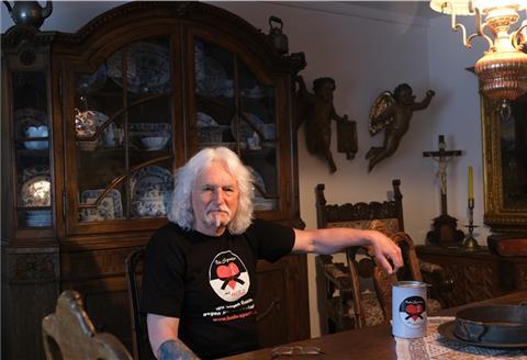 Das Barockzimmer: Ulrich Vogt hat sein Wohnzimmer (nahezu) ausschließlich mit Stücken aus dem 16. bis 18. Jahrhundert eingerichtet. Nebenan bringt er gerade wieder Ordnung ins Ritterzimmer.