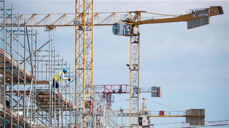 Das Baugewerbe hat mit dafür gesorgt, dass die Wirtschaftsleistung in Niedersachsen im ersten Halbjahr 2025 leicht gestiegen ist. (Archivbild)
