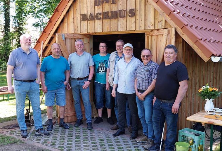 Das Bauteam vom Backhaus Debstedt präsentierte sich bei der Eröffnung mit den professionellen Ofenbauern den zahlreichen Gästen im Pfarrgarten der St. Dionysius-Gemeinde.