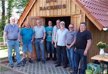 Das Bauteam vom Backhaus Debstedt präsentierte sich bei der Eröffnung mit den professionellen Ofenbauern den zahlreichen Gästen im Pfarrgarten der St. Dionysius-Gemeinde.