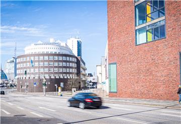 Das beeindruckende Wegener-Haus des AWI (hinten) muss umfangreich saniert werden.
