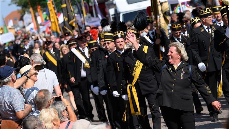 Das Bergbau-Landesamt (LBEG) sprach von der größten Bergparade Norddeutschlands der vergangenen Jahrzehnte.
