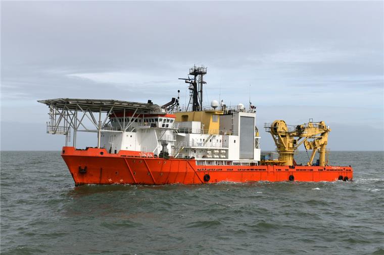 Das Bergungsschiff "Atlantic Tonjer" fährt in der Nordsee. Das Bergungsschiff hebt die Container, die das Containerschiff "MSC Zoe" verloren hat.