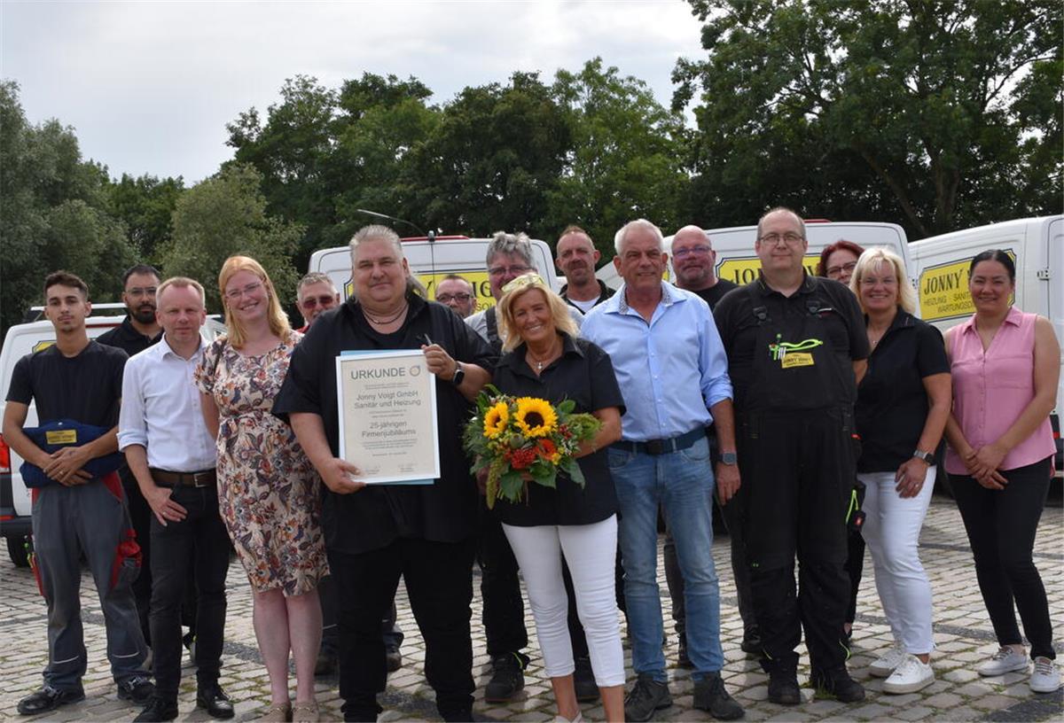 Jonny Voigt feiert 25. Jubiläum Jonny Voigt mit seinem Team. Vom Haus des Handwerks, vertreten durch Geschäftsführer Nils Oetjen (dritter von links) erhielt Jonny Voigt eine Urkunde überreicht.