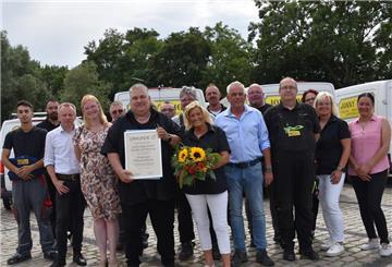 Jonny Voigt mit seinem Team. Vom Haus des Handwerks, vertreten durch Geschäftsführer Nils Oetjen (dritter von links) erhielt Jonny Voigt eine Urkunde überreicht.