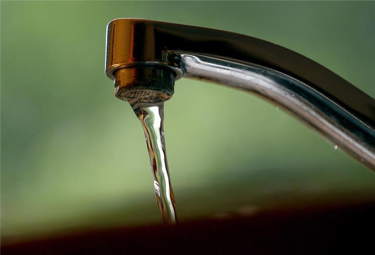 Wasser fließt aus einem Wasserhahn.