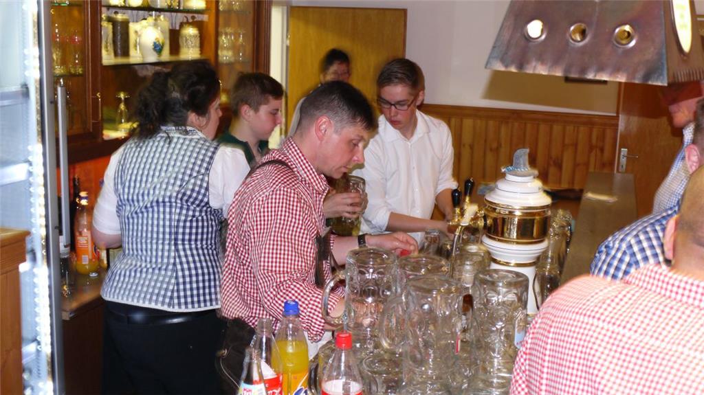 Das Bier fließt in Strömen. Oktoberfest in Nordholz. Foto: Heid