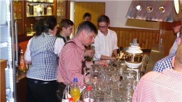 Das Bier fließt in Strömen. Oktoberfest in Nordholz. Foto: Heid