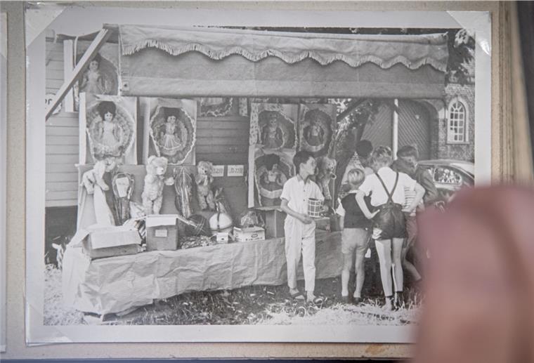 Schausteller: Zeit, zurück zu blicken Das Bild aus dem Album zeigt eine der ersten Schaustellerbuden der Familie Ausborn nach dem Zweiten Weltkrieg.