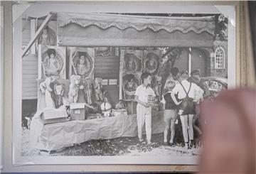Das Bild aus dem Album zeigt eine der ersten Schaustellerbuden der Familie Ausborn nach dem Zweiten Weltkrieg.