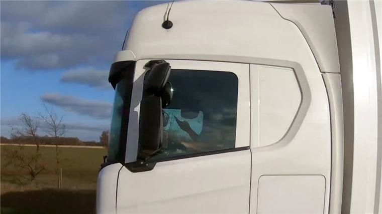 Polizei nimmt abgelenkte Brummifahrer weiter in den Fokus Das Bild ist ein Standbild aus einem am 7. August 2019 herausgegebenen, mit einer GoPro-Kamera gefilmten, Polizeivideos. Es zeigt einen LKW-Fahrer der während der Fahrt auf sein Smartphone schaut. Die Polizei will weiterhin verstärkt gegen abgelenkte Brummifahrer vorgehen.