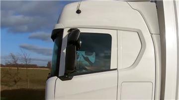 Das Bild ist ein Standbild aus einem am 7. August 2019 herausgegebenen, mit einer GoPro-Kamera gefilmten, Polizeivideos. Es  zeigt einen LKW-Fahrer der während der Fahrt auf sein Smartphone schaut. Die Polizei will weiterhin verstärkt gegen abgelenkte Brummifahrer vorgehen.