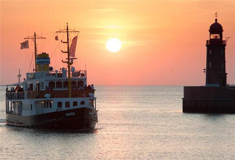 Das Bild ist Geschichte: Die „Hansa“ passiert im Sonnenuntergang die Moleneinfahrt. Die 2022 havarierte Nordmole ist inzwischen abgerissen.