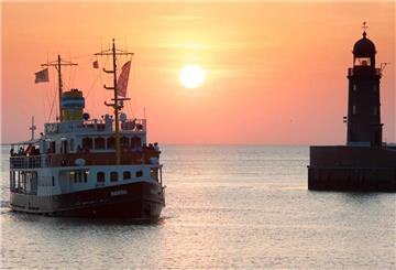 Das Bild ist Geschichte: Die „Hansa“ passiert im Sonnenuntergang die Moleneinfahrt. Die 2022 havarierte Nordmole ist inzwischen abgerissen.