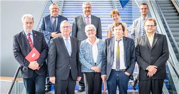 Bild mit Lücken: Das Bild vom Magistrat, das im Juli nach der ersten Sitzung der Stadtverordnetenversammlung aufgenommen wurde, ist unvollständig. Die Koalition muss sich noch darüber verständigen, wie die FDP künftig in der Stadtregierung vertreten sein wird.