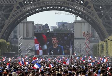  Fans von Frankreich verfolgen das Fußball-WM-Spiel bei einem Public Viewing am Eiffelturm. 