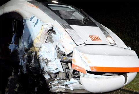 Das Bild zeigt den beschädigten ICE. Die Bahnstrecke zwischen Hamburg und Bremen ist aufgrund der Kollision gesperrt.