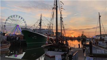 Das Bild zeigt den Bremerhavener Fischereihafen. Mit "sch".
